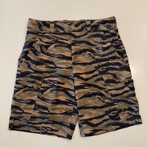 Under Armour Camo Tiger Stripe Hybrid Cargo Shorts Size 32